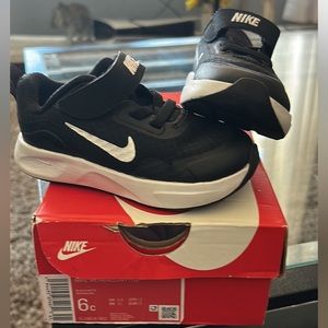 Nike Toddler Boy-Size 6c
